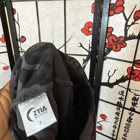 Zyia Active Leggings 2 Forest Camo Luxe Black Gray Camouflage High Rise Crop - Picture 4 of 6